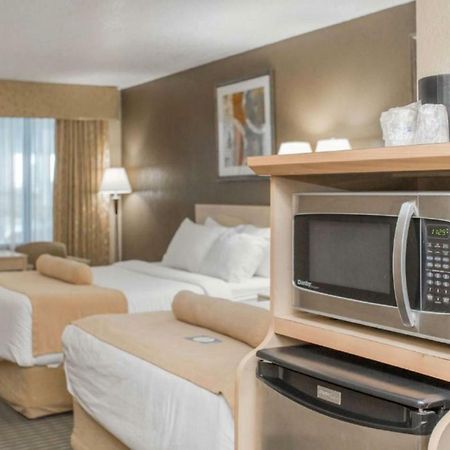 ชัวร์สเตย์ พลัส โฮเต็ล บาย เบสต์เวสเทิร์น เซเว่นโอ๊ค Hotel ริไจนา ภายนอก รูปภาพ